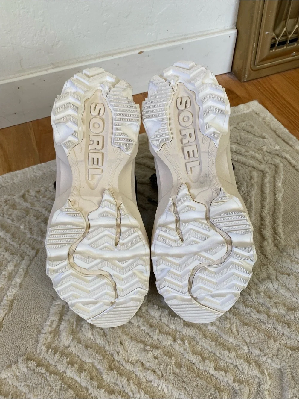 New Sorel Kinetic Breakthru Conquest Sneaker Boots- New Cinder/Bloodstone